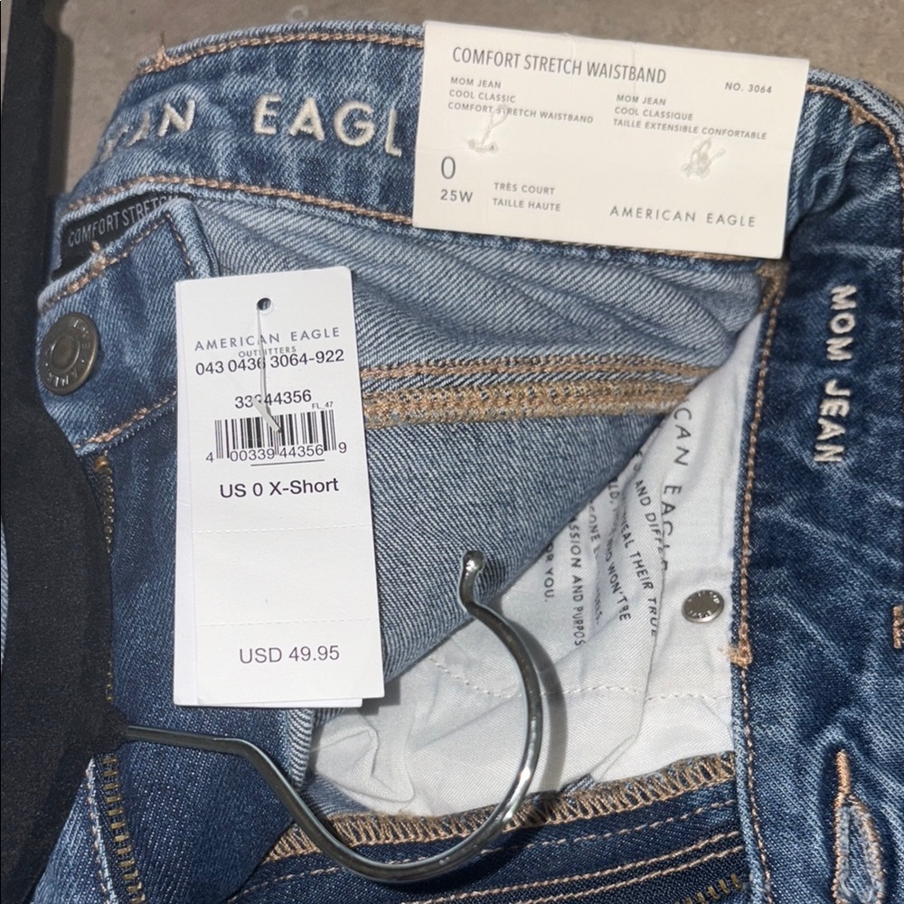 NWT! distressed jeans American Eagle mom jeans x-short